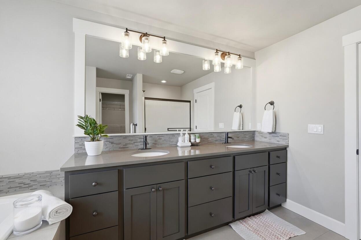 748 Northwest 27th Street Redmond, OR 97756 - Photo 25 of 41 Primary Bathroom
