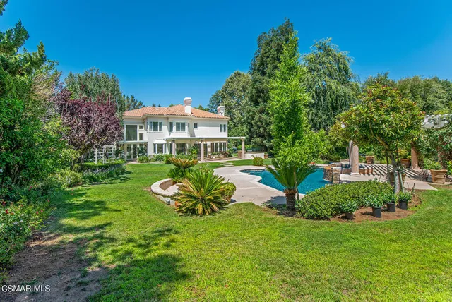 a view of a house with a backyard