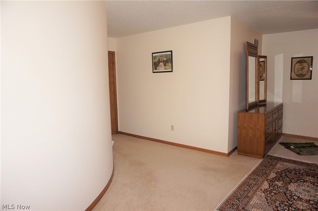 2577 Sourek Road Akron, OH 44333 - Photo 19 of 35 master bedroom curved wall