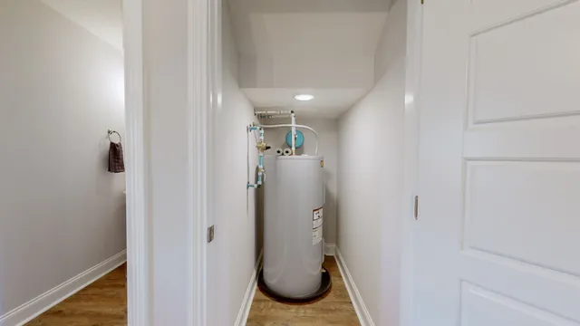 a view of entryway with livingroom