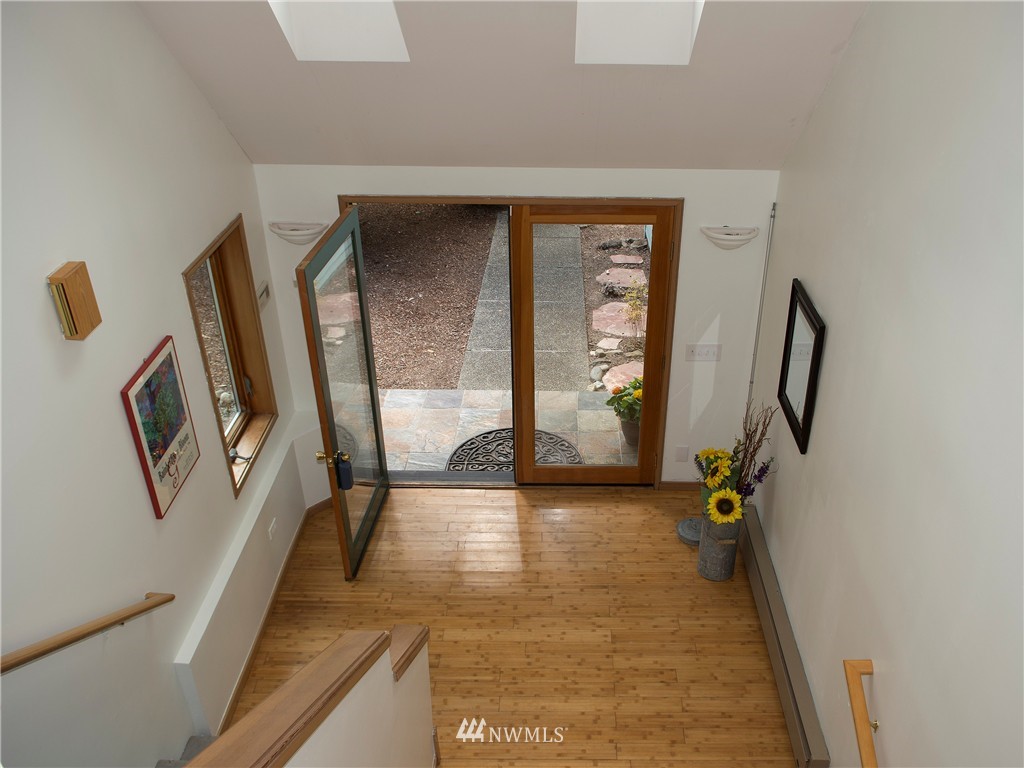 8100 Hansen Road Northeast Bainbridge Island, WA 98110 - Photo 5 of 25 Gallery Image 5