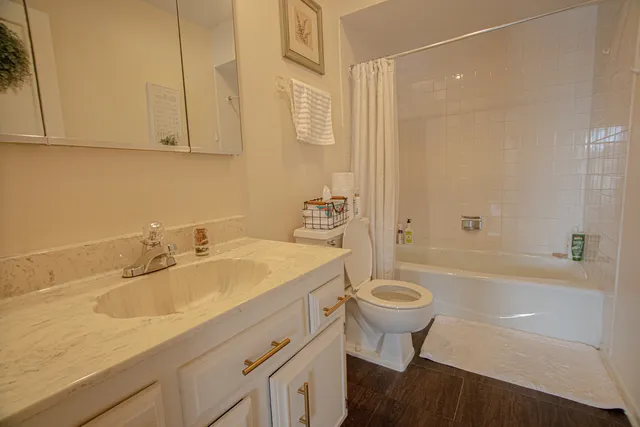 $259,000 | 4050 Dundee Road, Unit 203, Northbrook, IL 60062