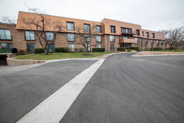 $259,000 | 4050 Dundee Road, Unit 203, Northbrook, IL 60062