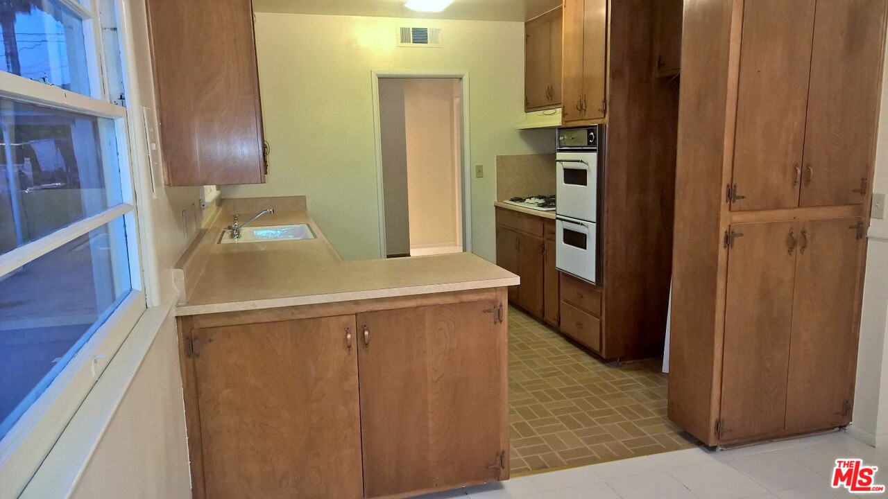 196 East Home Street Rialto, CA 92376 - Photo 4 of 18