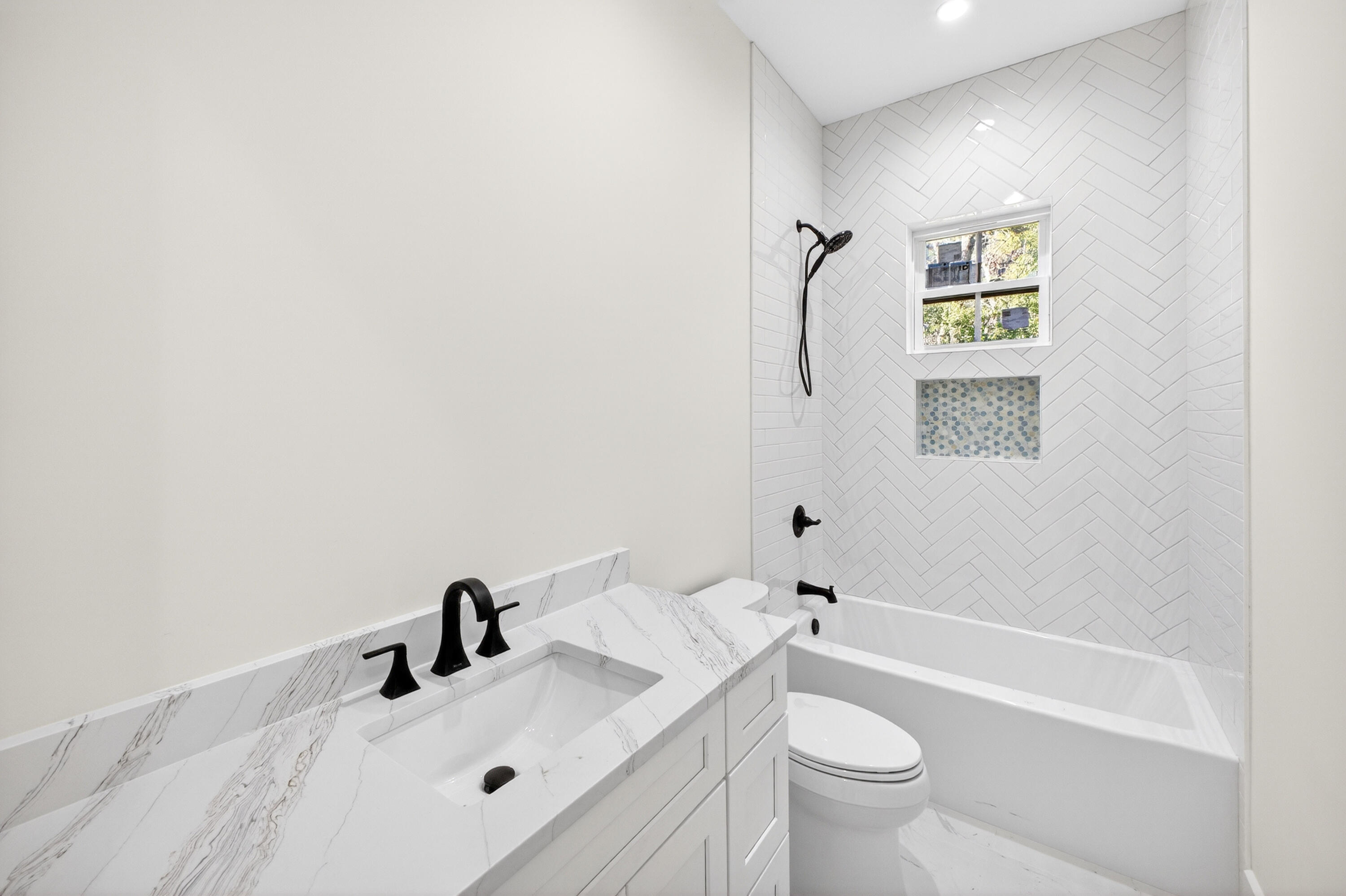 186 Hibernate Way Freeport, FL 32439 - Photo 15 of 48 Kids bathroom