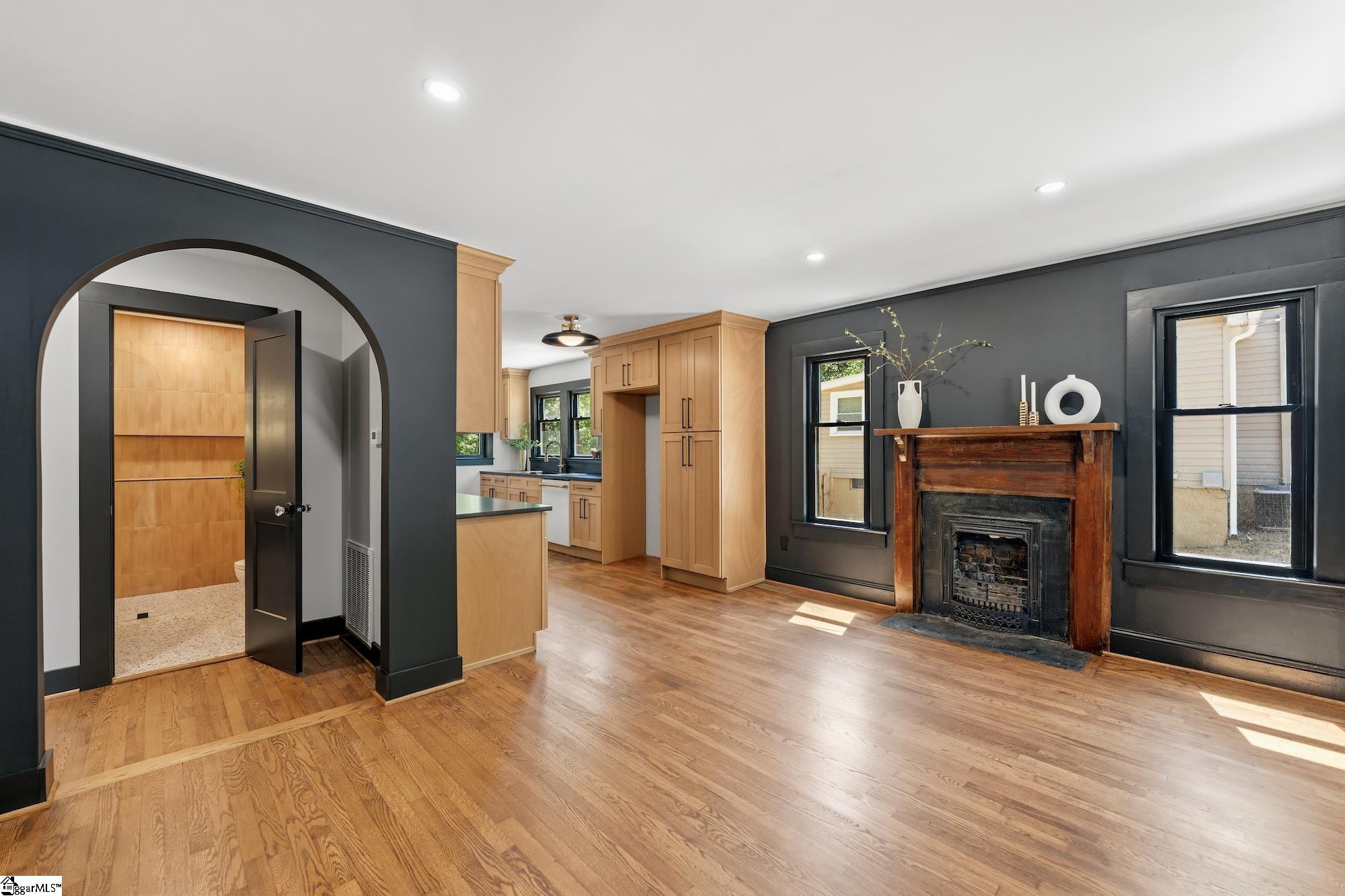 806 Perry Road Greenville, SC 29609 - Photo 5 of 38