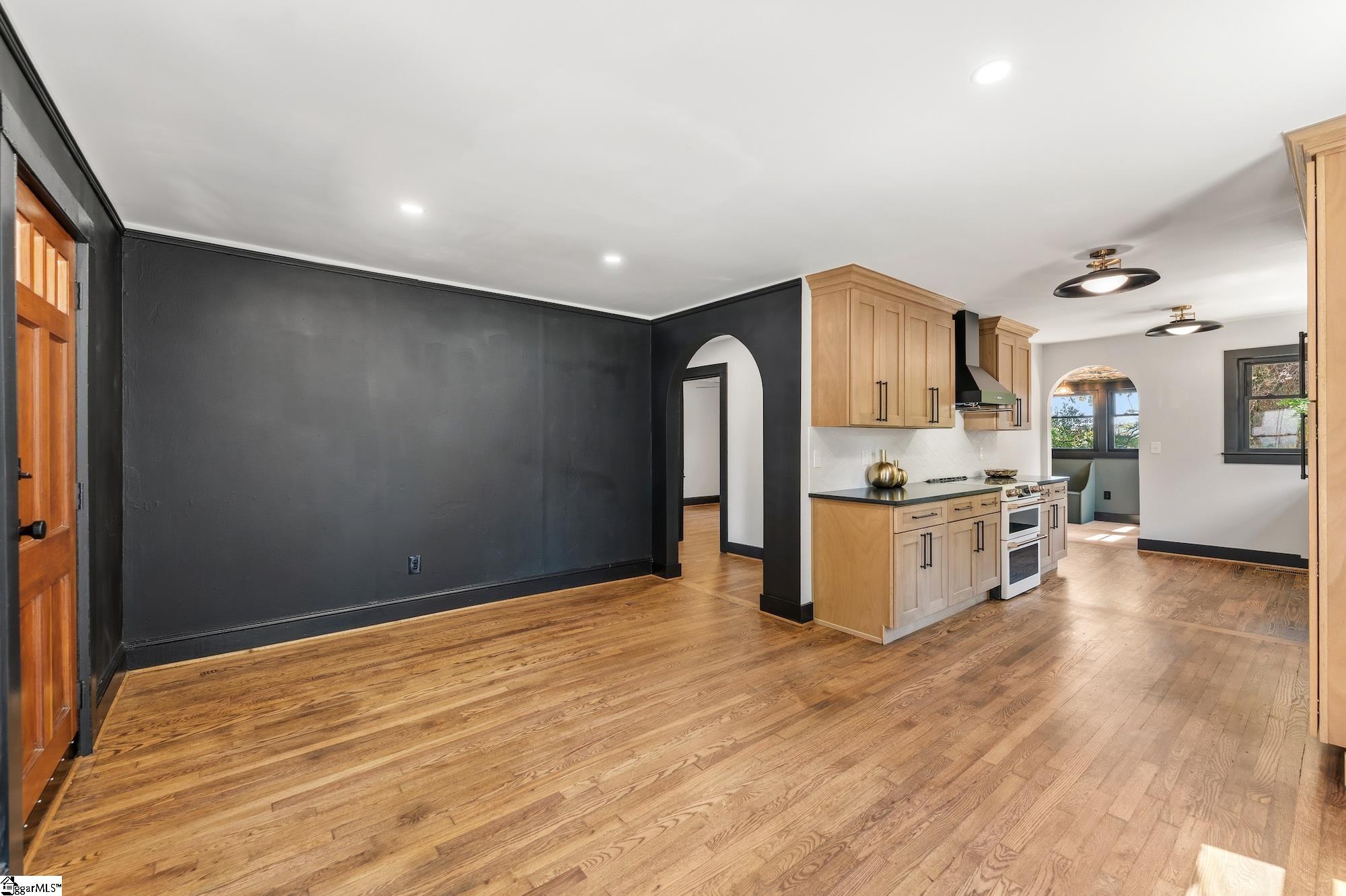 806 Perry Road Greenville, SC 29609 - Photo 8 of 38