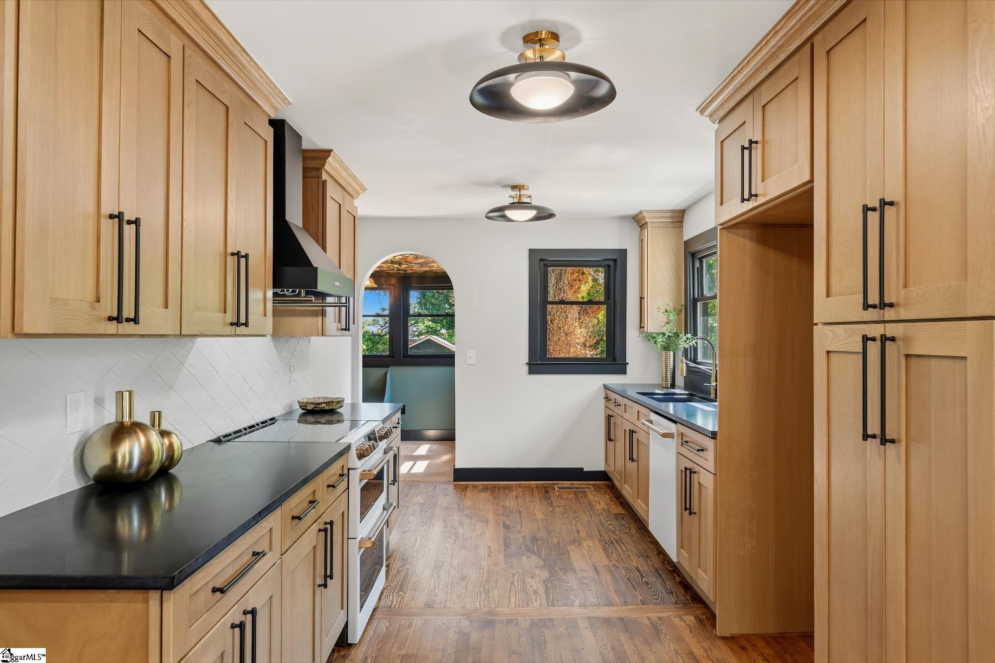 806 Perry Road Greenville, SC 29609 - Photo 9 of 38