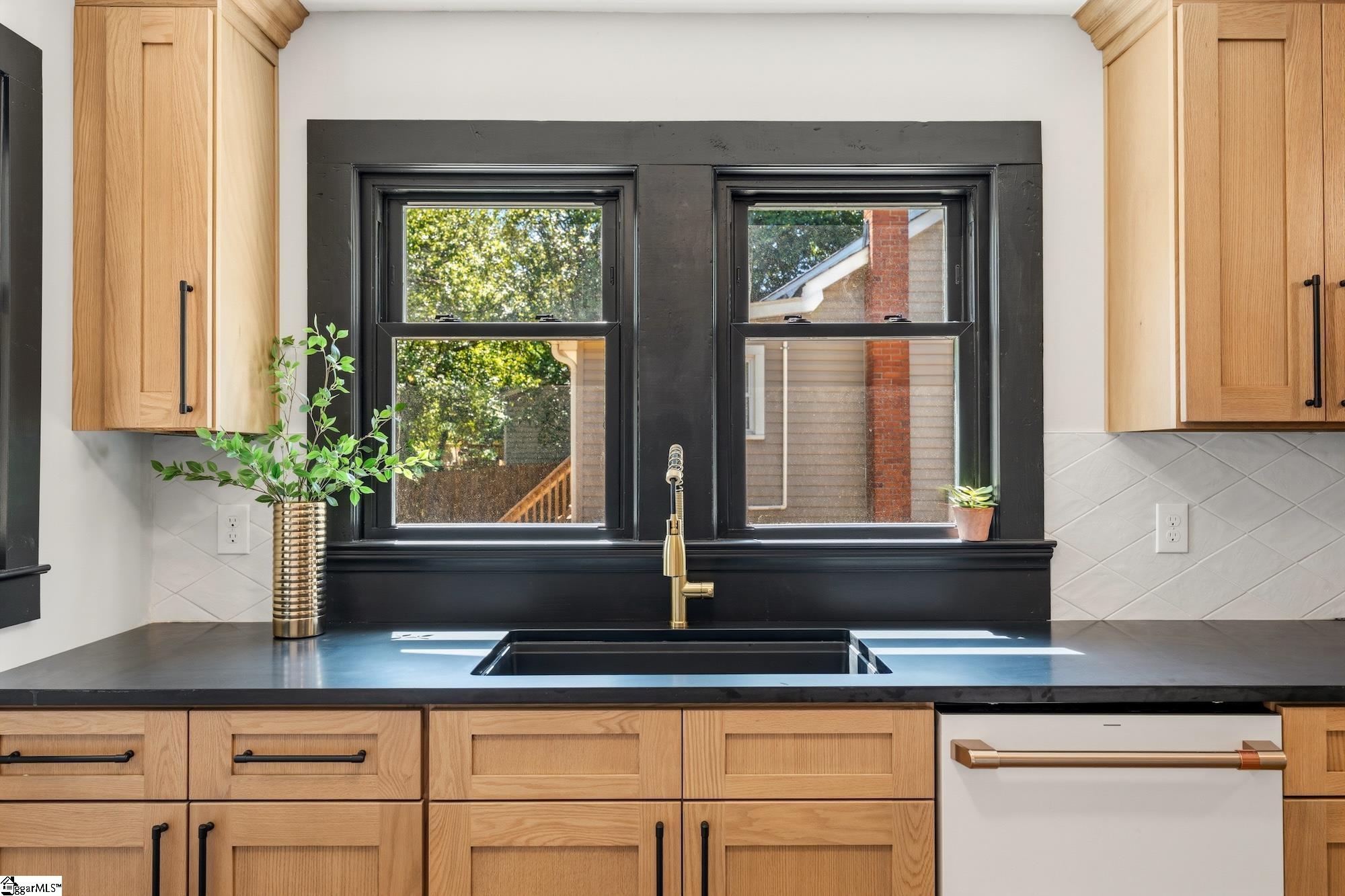 806 Perry Road Greenville, SC 29609 - Photo 10 of 38