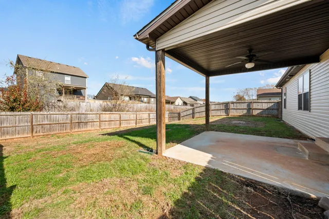 a view of a backyard
