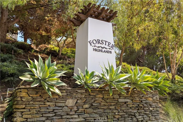 a sign that is sitting on a brick wall