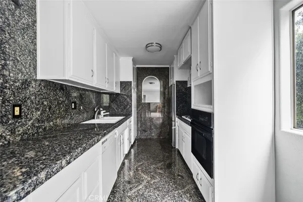 $2,000 | 6160 Whitsett Avenue, Unit 8, North Hollywood, CA 91606