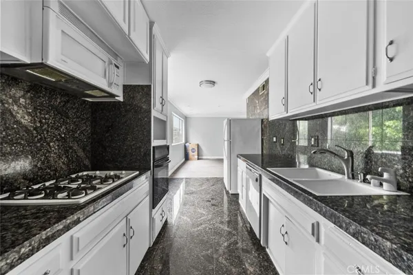 $2,000 | 6160 Whitsett Avenue, Unit 8, North Hollywood, CA 91606