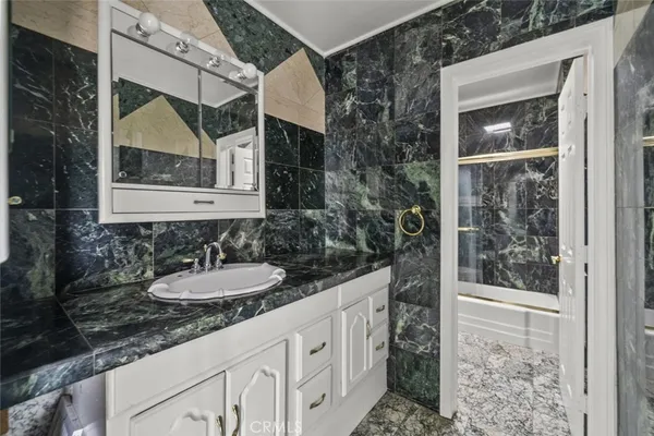 $2,000 | 6160 Whitsett Avenue, Unit 8, North Hollywood, CA 91606