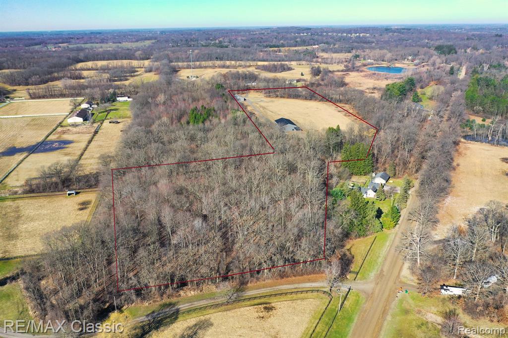 19585 Tipsico Lake Road Fenton, MI 48430 - Photo 2 of 34