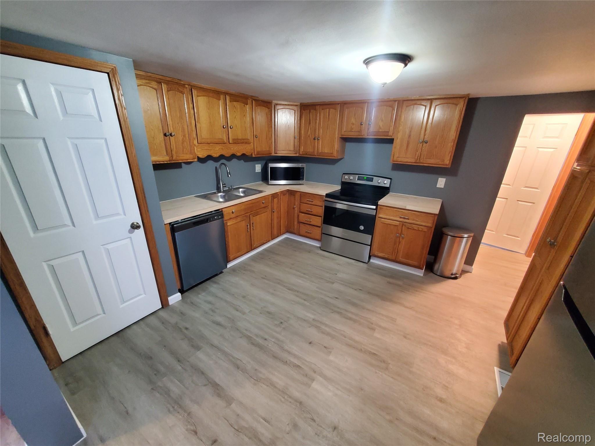 1397 South Graham Road Flint, MI 48532 - Photo 9 of 38 12) Kitchen - 12x12 - 1397 S Graham Rd. Flint, MI (4)