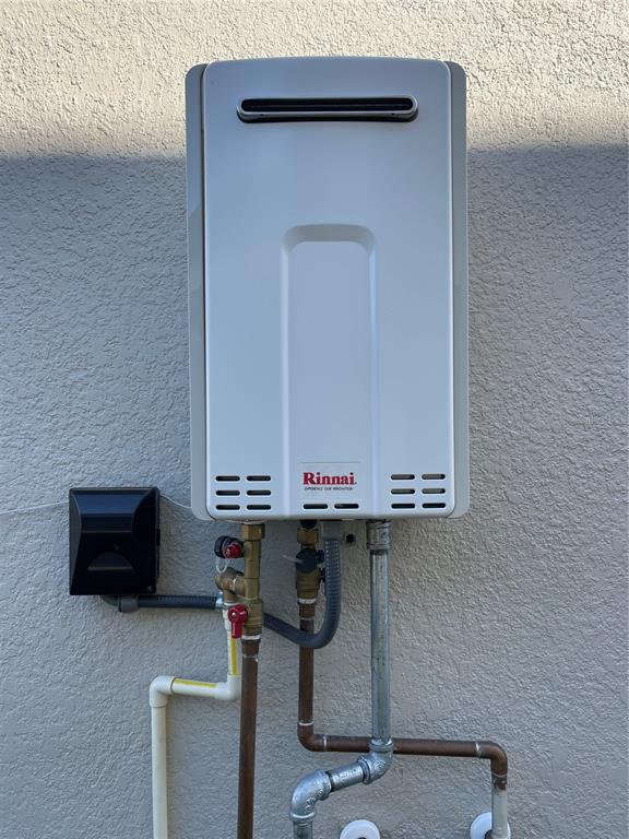 7775 Nightfall Terrace Sarasota, FL 34241 - Photo 29 of 36 a room with a chair and a flat screen tv