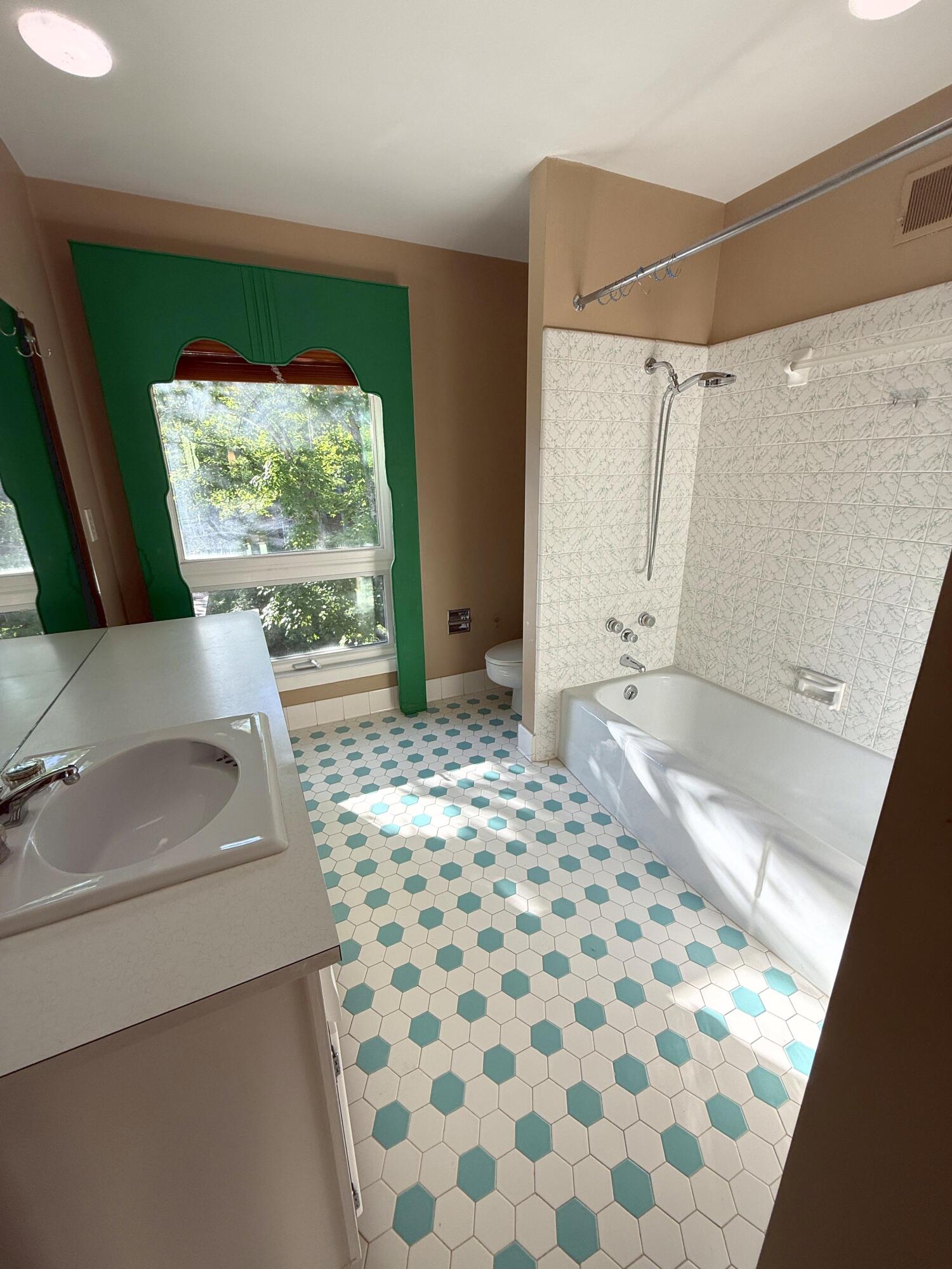 2049 Lakeside Drive Lexington, KY 40502 - Photo 28 of 63 2nd Floor Central Full Bath (Left)