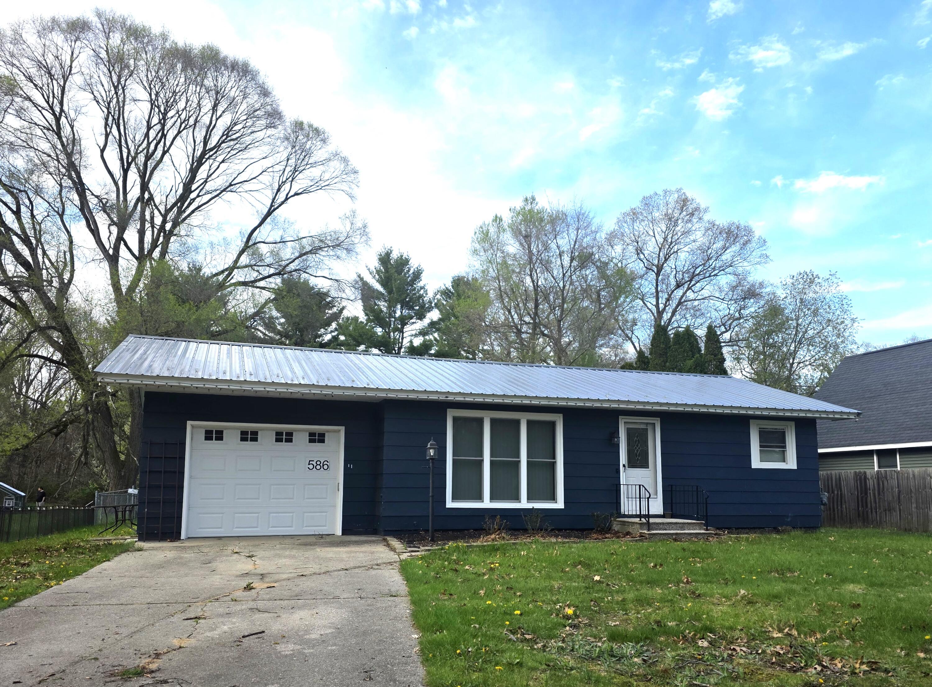 586 West River Road Muskegon, MI 49445 - Photo 1 of 17 Front
