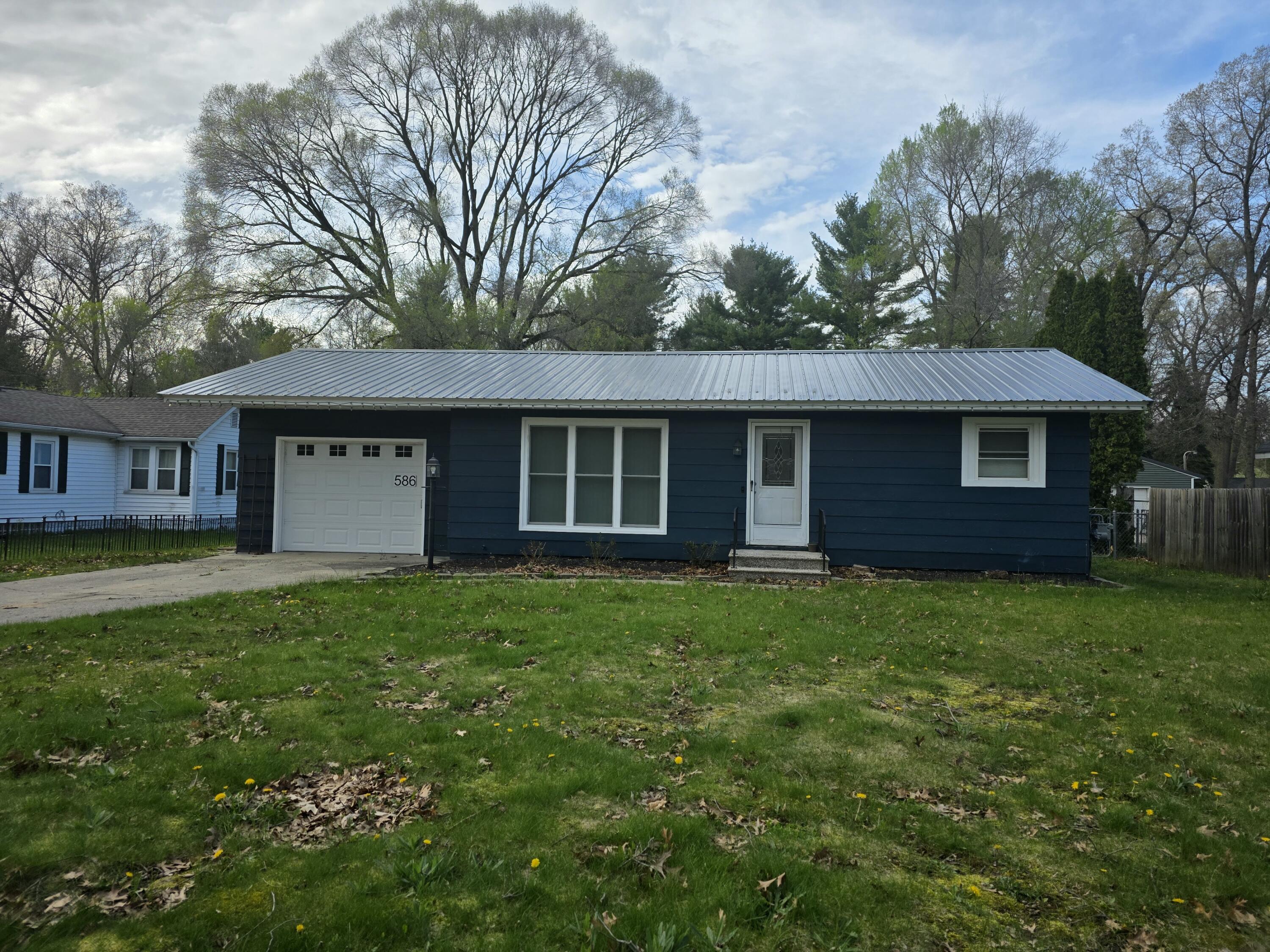 586 West River Road Muskegon, MI 49445 - Photo 2 of 17 9421