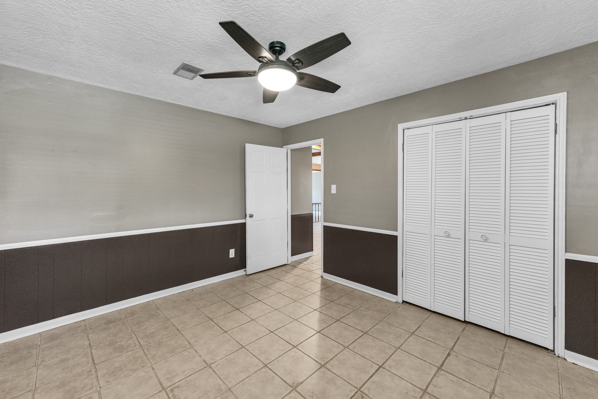 622 South Rivershire Drive Conroe, TX 77304 - Photo 18 of 25 Bedroom 2