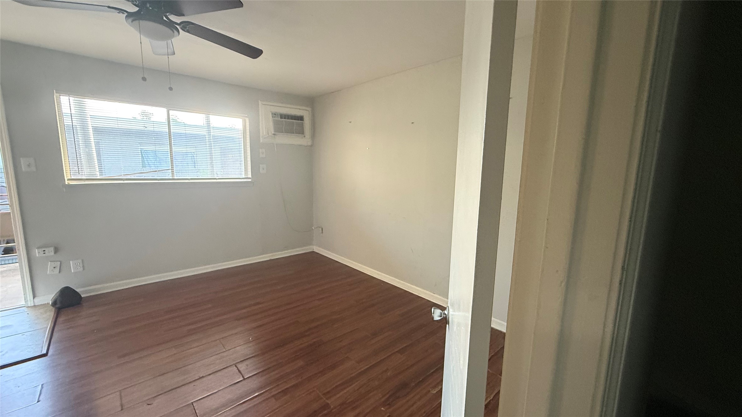 1849 Richmond Avenue, Unit 48 Houston, TX 77098 - Photo 5 of 7 a view of an empty room with wooden floor and a window