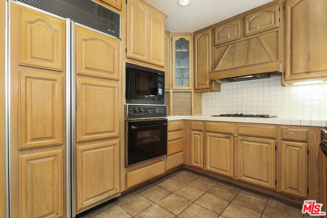 889 C. Amable Glendale, CA 91208 - Photo 15 of 51 a kitchen with granite countertop cabinets and steel stainless steel appliances