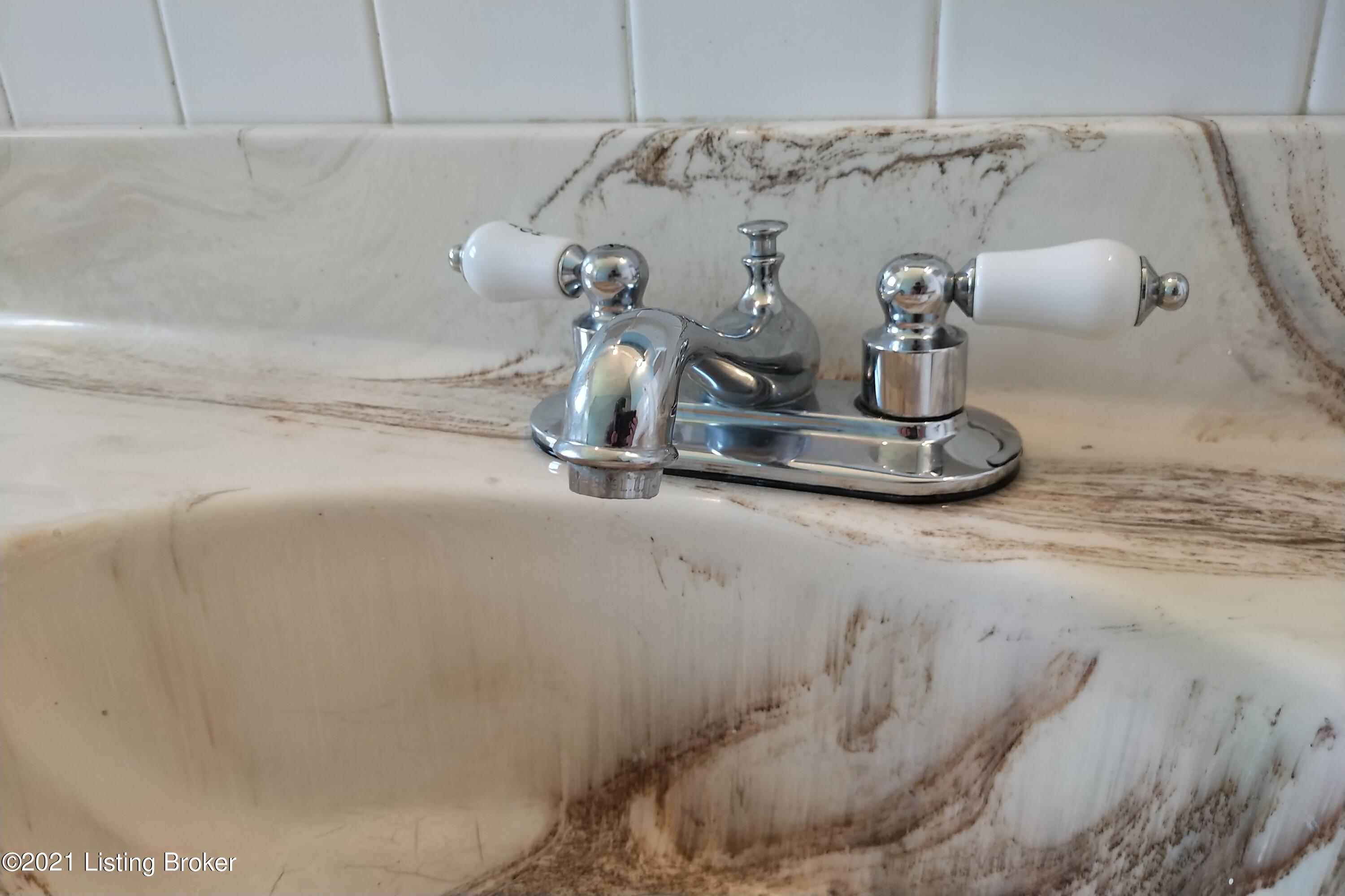 6503 Ridge Cliff Road Louisville, KY 40228 - Photo 25 of 55 Upper_level_FullBath3