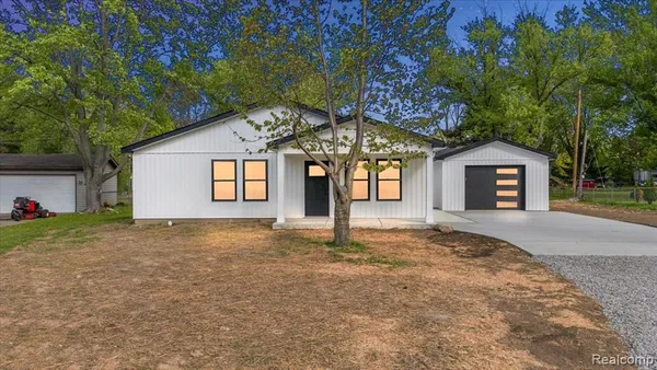 $319,900 | 6165 Woodsdale Drive, Grand Blanc, MI 48439