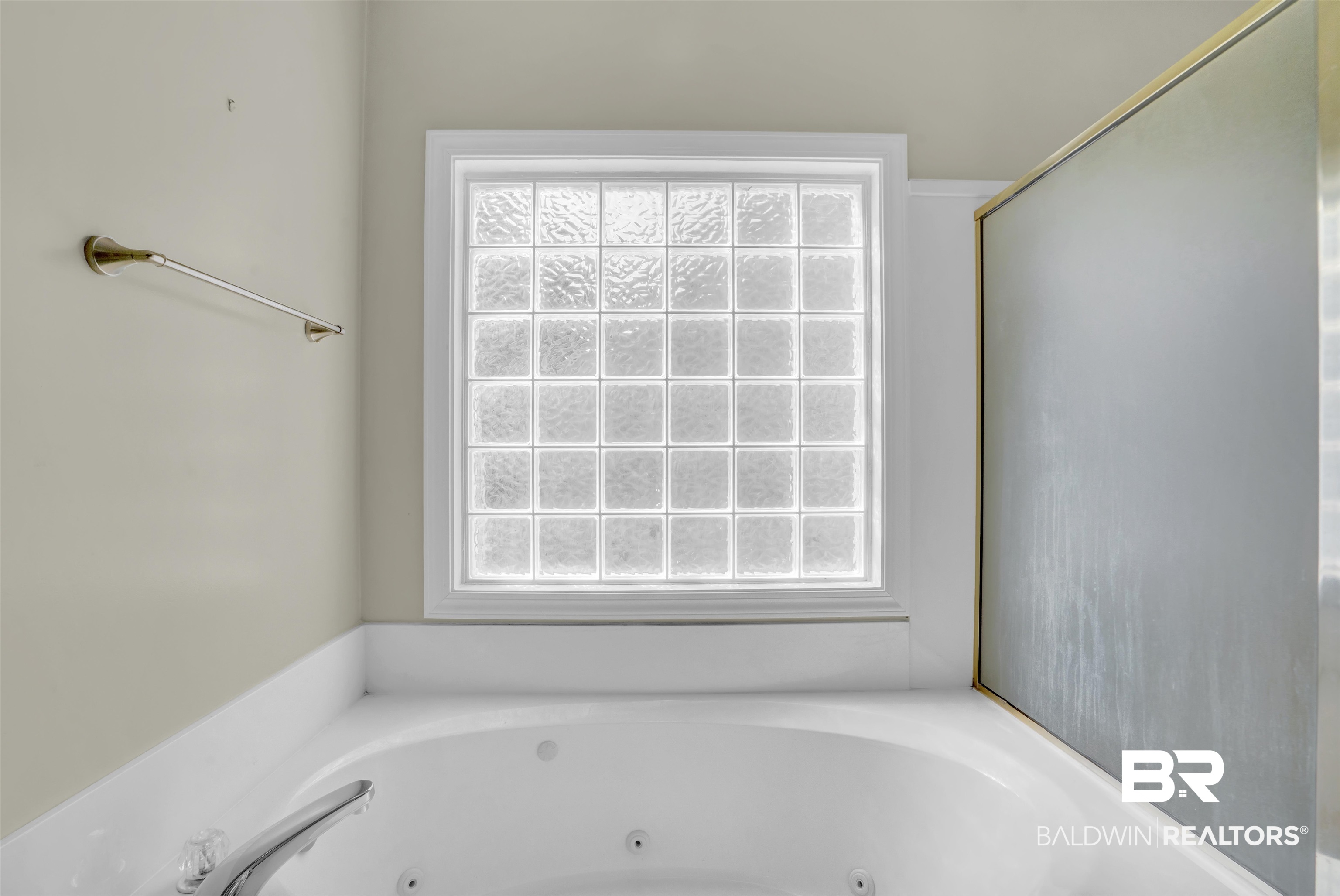 111 Beaver Dam Road Fairhope, AL 36532 - Photo 36 of 51 Bathroom with a tub to relax in