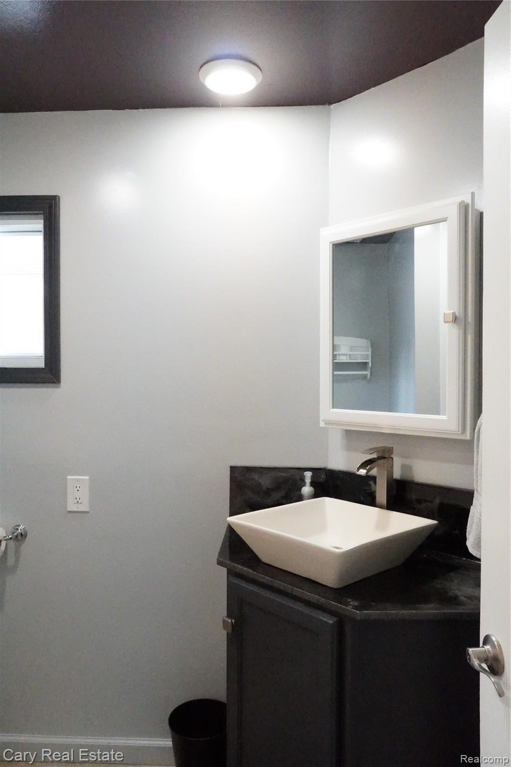 5316 Flushing Road Flushing, MI 48433 - Photo 3 of 38 Entry level~view 2