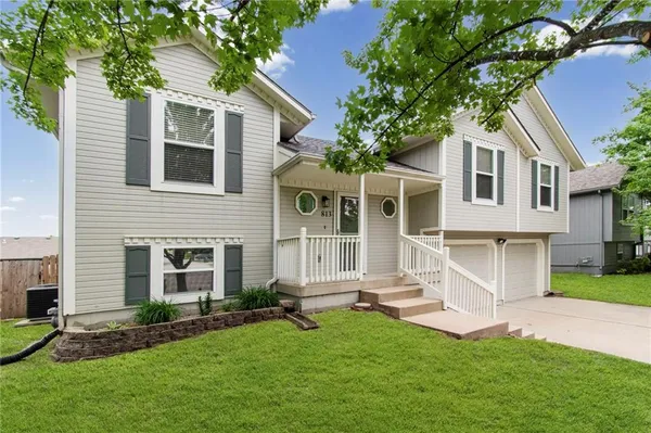 $339,900 | 813 Southwest Ridgeview Drive, Grain Valley, MO 64029