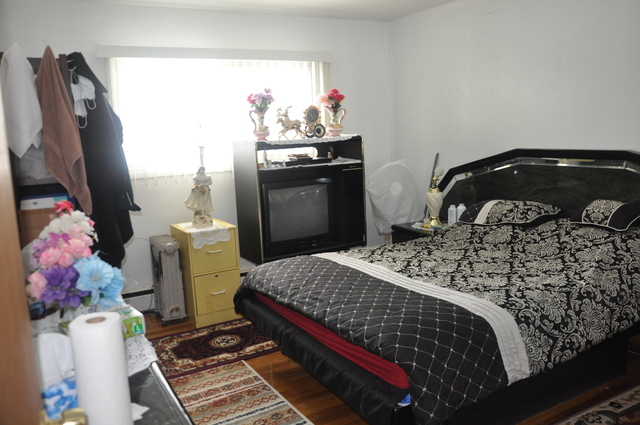8900 David Place, Unit 1F Des Plaines, IL 60016 - Photo 11 of 13 a bedroom with a bed and dresser