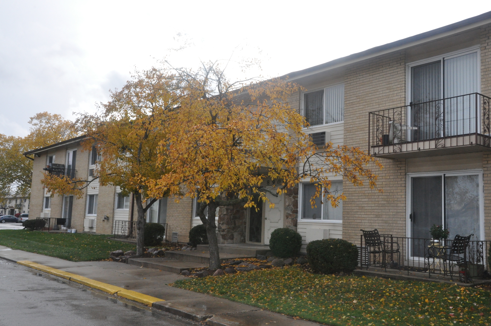 8900 David Place, Unit 1F Des Plaines, IL 60016 - Photo 3 of 13 a front view of a house with garden