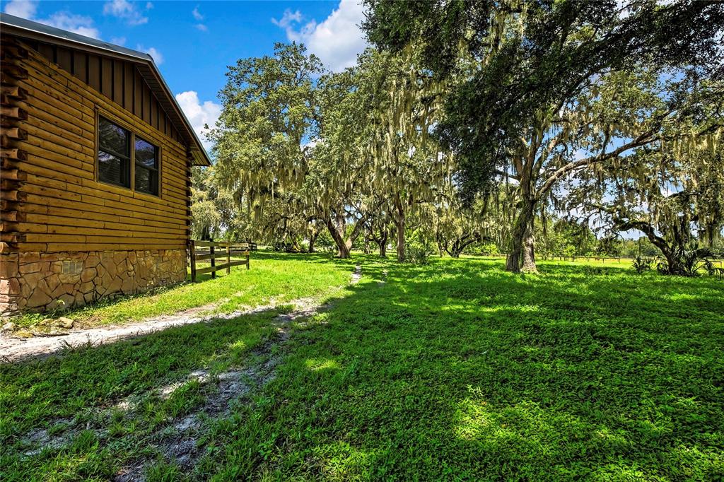 4292 Southwest 73rd Trail Bushnell, FL 33513 - Photo 85 of 85 a view of a backyard with a garden