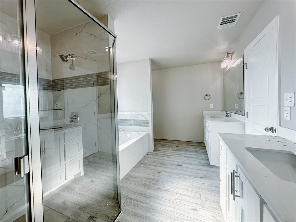 1341 Promised Land Road Hewitt, TX 76643 - Photo 24 of 34 a bathroom with a sink and a mirror with bathtub