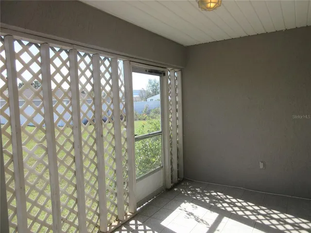 a view of entryway with window