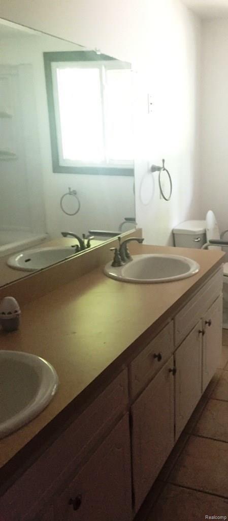 1548 Fieldstone Drive Rochester, MI 48309 - Photo 8 of 11 FIELDSTONE MARKET BATHROOM.jpg
