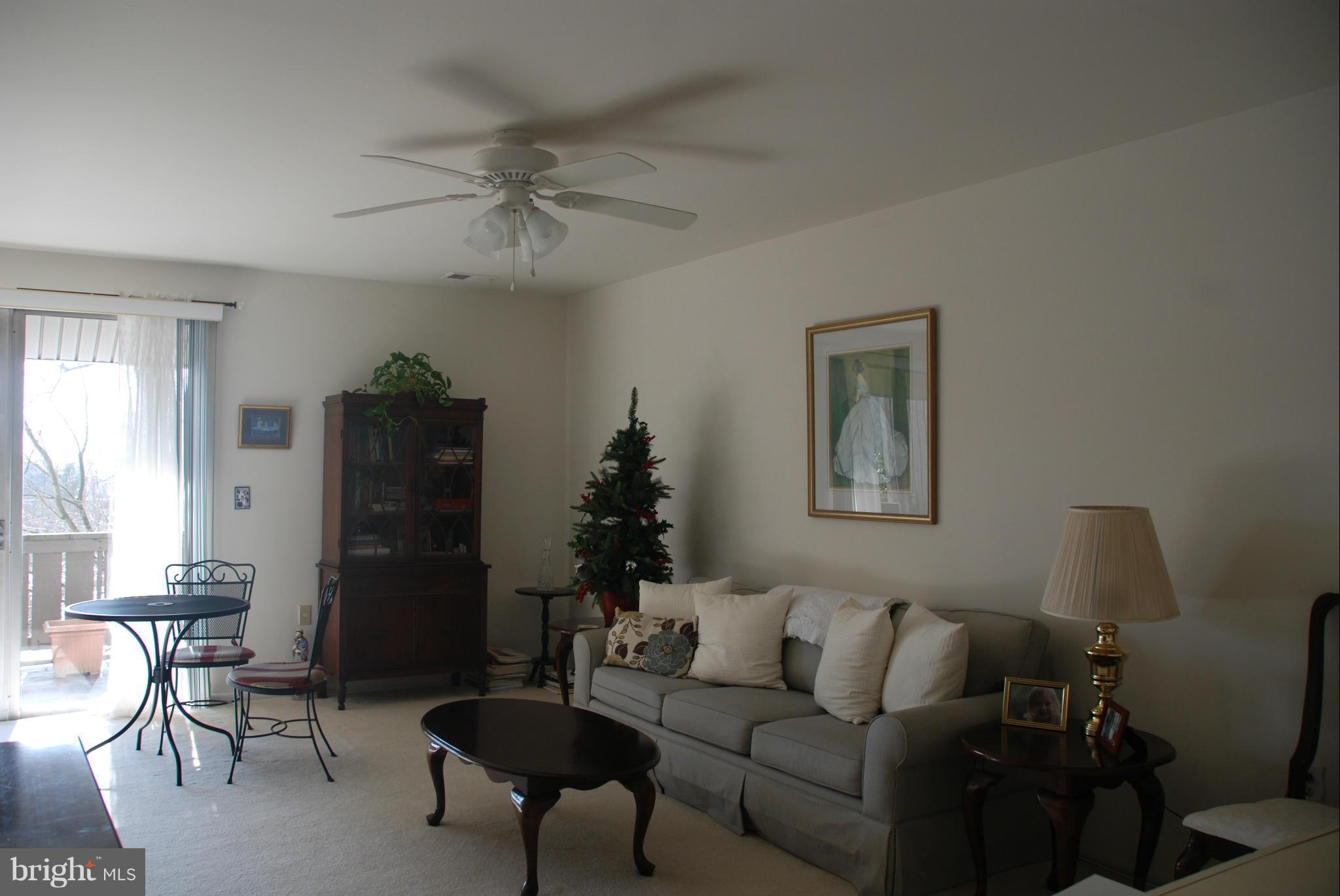 102 Cross Keys Road, Unit R102F Baltimore, MD 21210 - Photo 6 of 18 Living Room