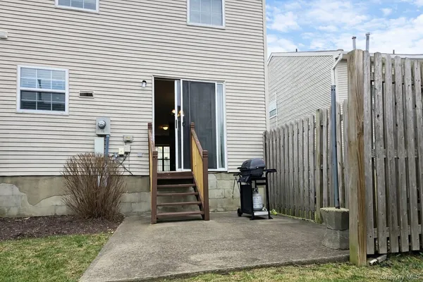 $324,999 | 256 Quassaick Avenue, Unit 13, New Windsor, NY 12553