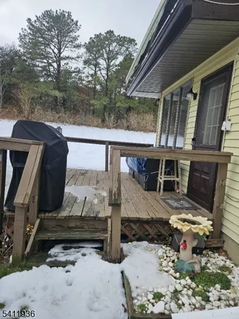 a view of a house with backyard
