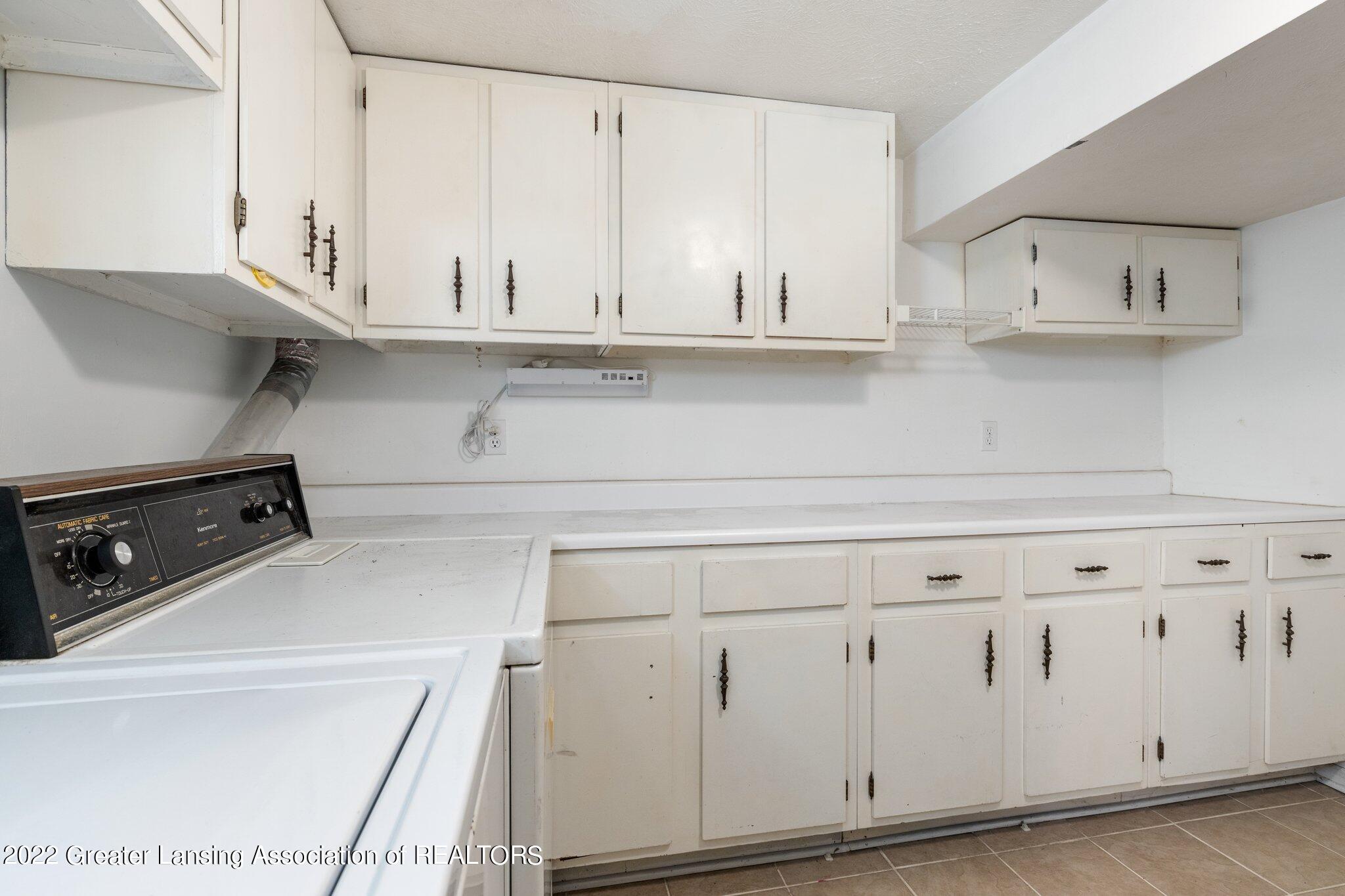 6527 Hilliard Road Lansing, MI 48911 - Photo 27 of 38 32-web-or-mls-0Z4A1557