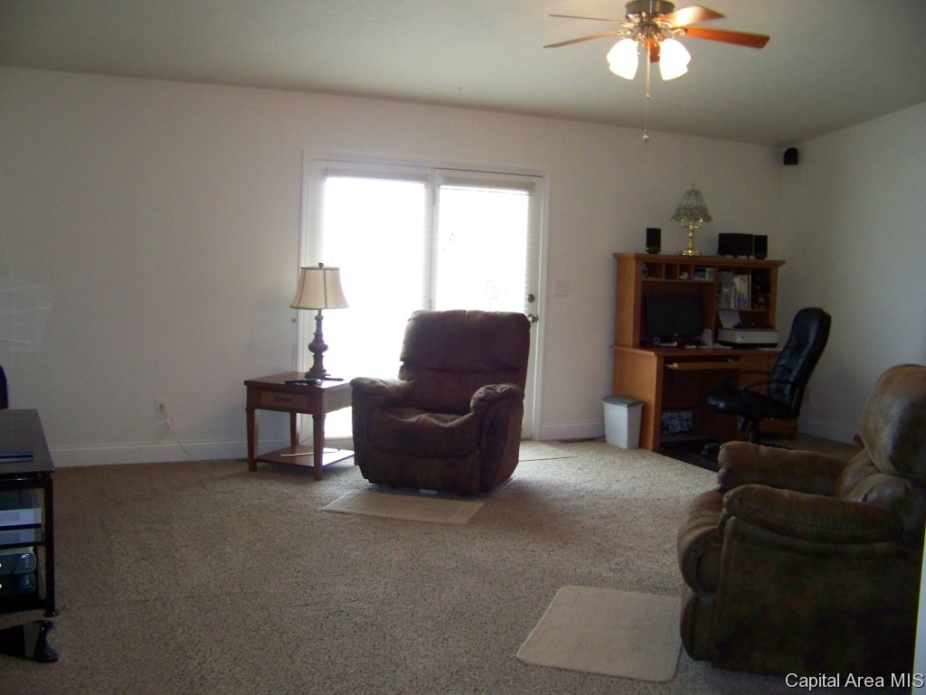 712 Heathrow Lane Rochester, IL 62563 - Photo 3 of 21