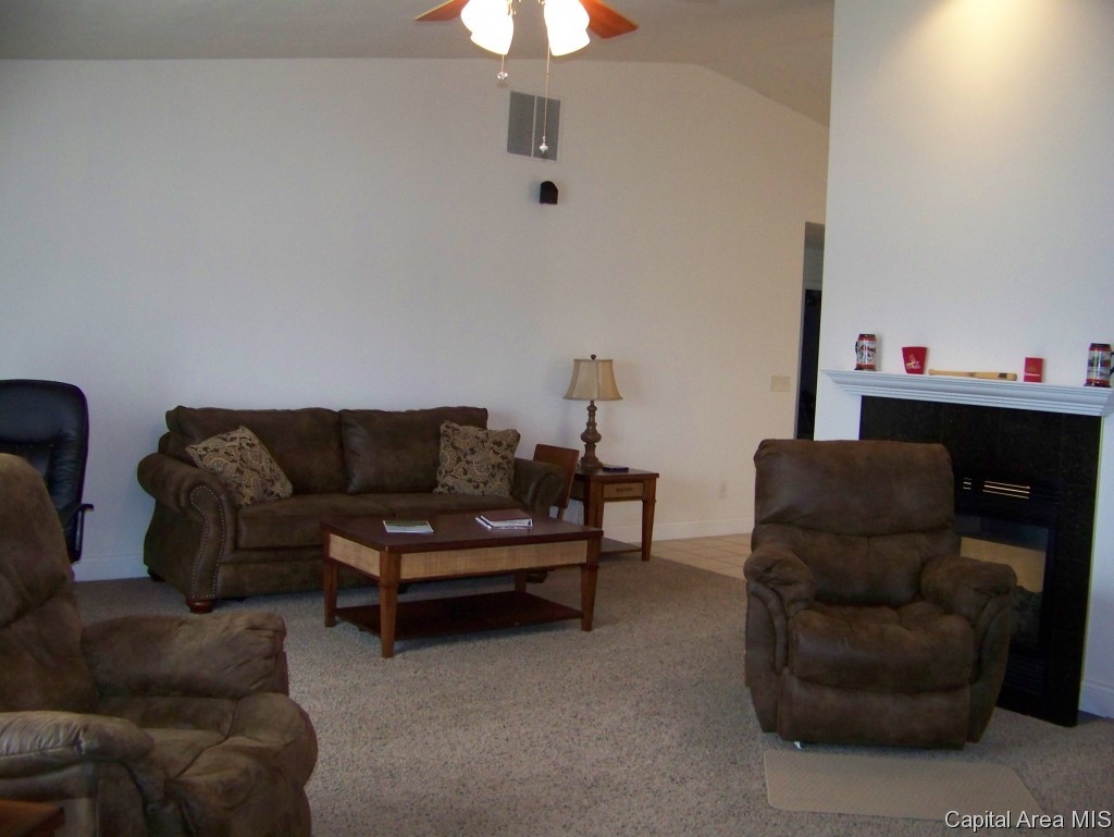 712 Heathrow Lane Rochester, IL 62563 - Photo 4 of 21