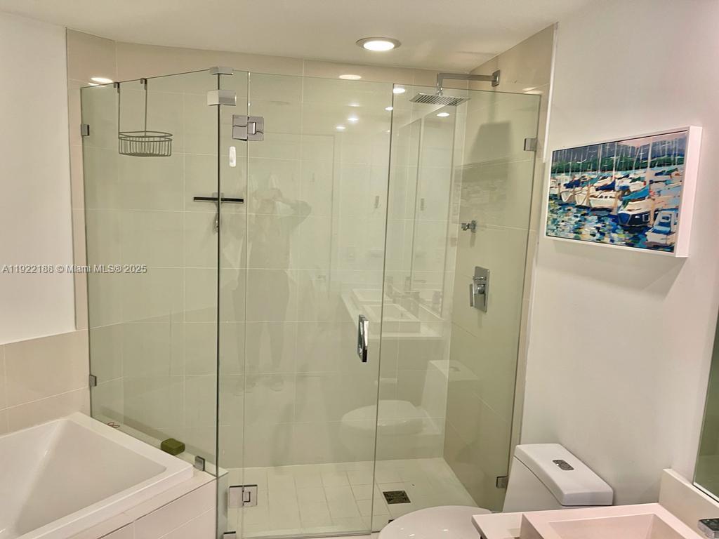 45 Southwest 9th Street, Unit 2201 Miami, FL 33130 - Photo 8 of 28 a bathroom with a shower and a bathtub