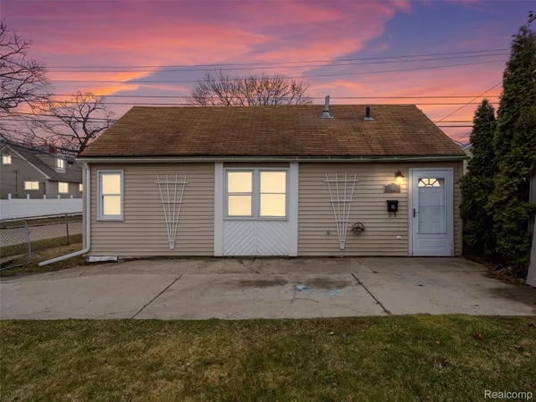 $1,200 | 23462 Carlisle Avenue, Hazel Park, MI 48030
