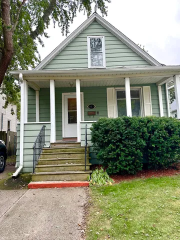 $179,900 | 913 69th Street, Kenosha, WI 53143