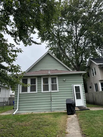 $179,900 | 913 69th Street, Kenosha, WI 53143