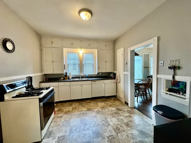 $179,900 | 913 69th Street, Kenosha, WI 53143