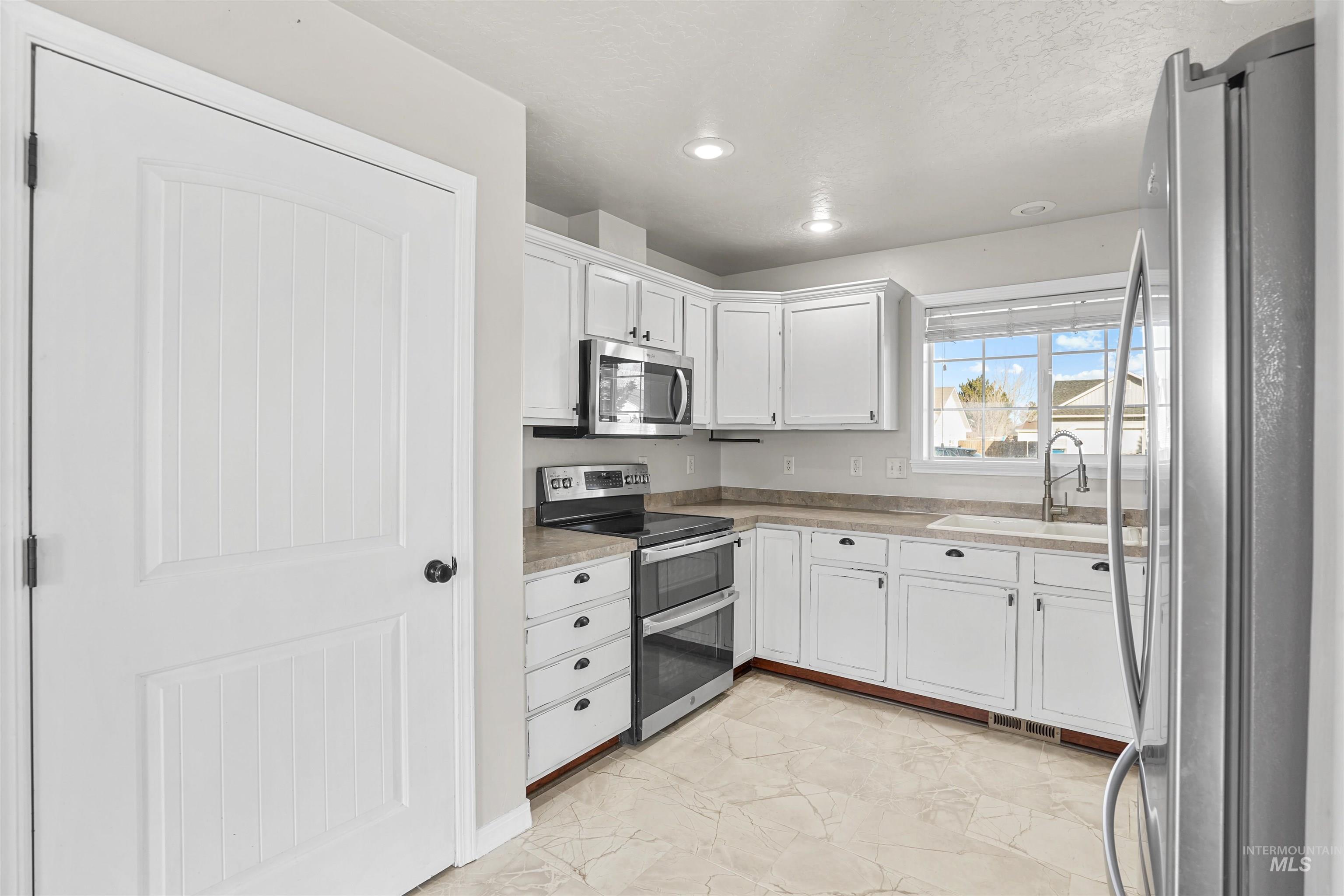 330 West 2nd Street Hazelton, ID 83335 - Photo 2 of 32